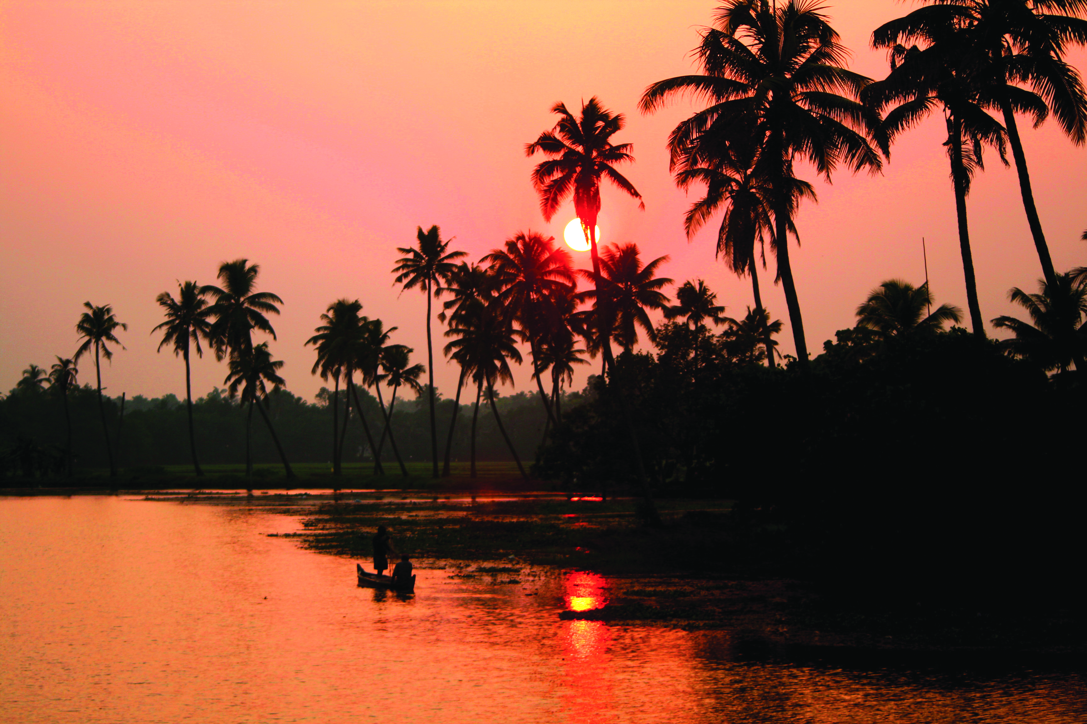 https://d3r8gwkgo0io6y.cloudfront.net/upload/poovar beach.jpg